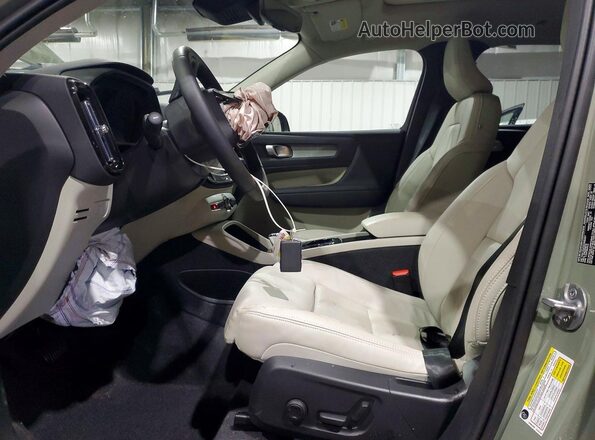 YV4L12UC4S2592811 2025 VOLVO XC40 Gray Widok wnętrza z przodu
