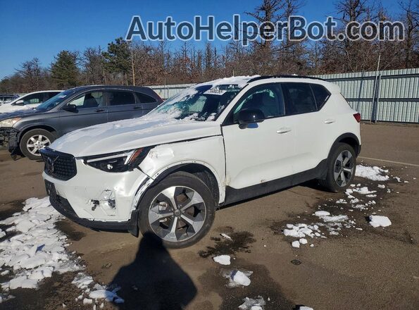 YV4L12UC8S2472302 2025 VOLVO XC40 Белый Передняя левая четверть