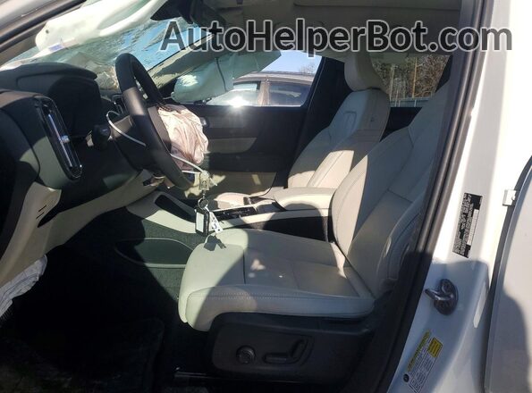 YV4L12UC8S2472302 2025 VOLVO XC40 Белый Вид салона спереди