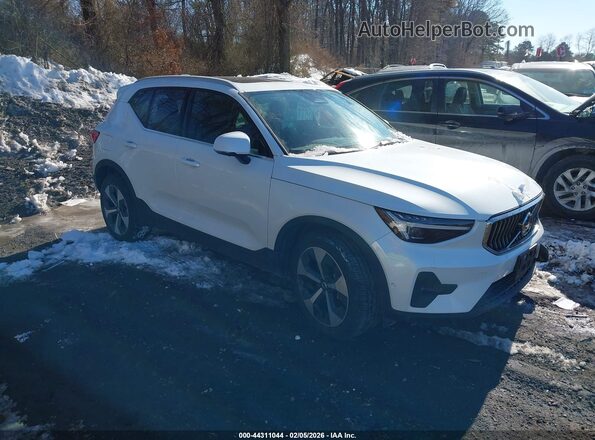 YV4L12UE9S2516390 2025 VOLVO XC40 Белый Передняя правая четверть