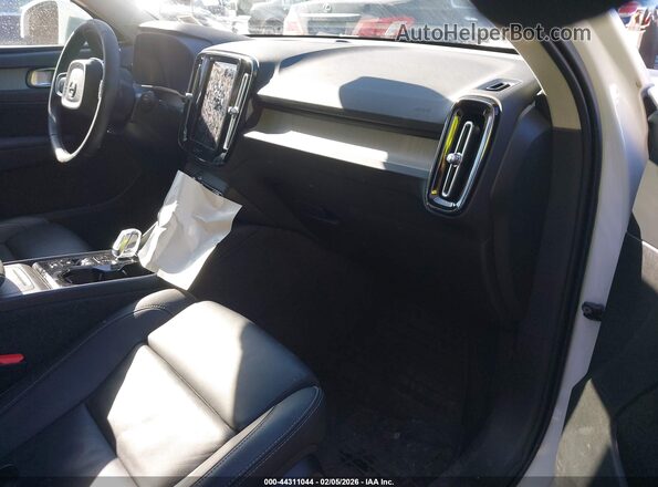 YV4L12UE9S2516390 2025 VOLVO XC40 Белый Вид салона спереди