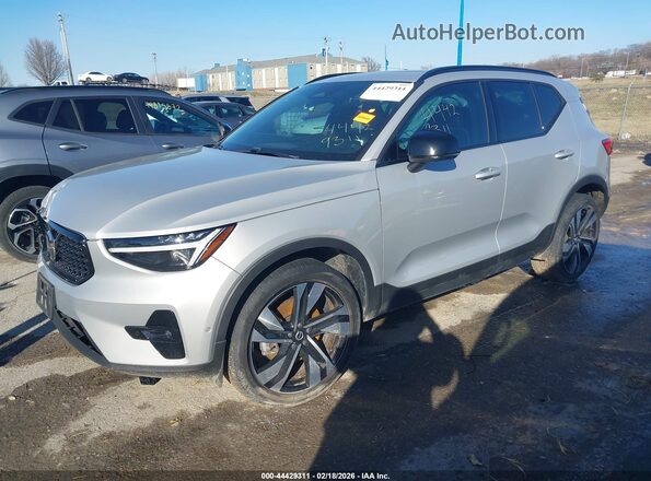 YV4L12UX0P2075032 2023 VOLVO XC40 Серебряный Передняя левая четверть