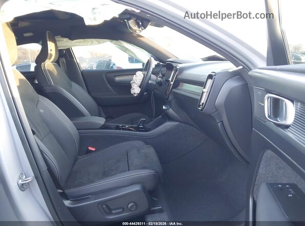 YV4L12UX0P2075032 2023 VOLVO XC40 Серебряный Вид салона спереди