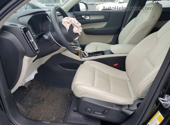 YV4L12UX0P2099055 2023 VOLVO XC40 Черный Вид салона спереди