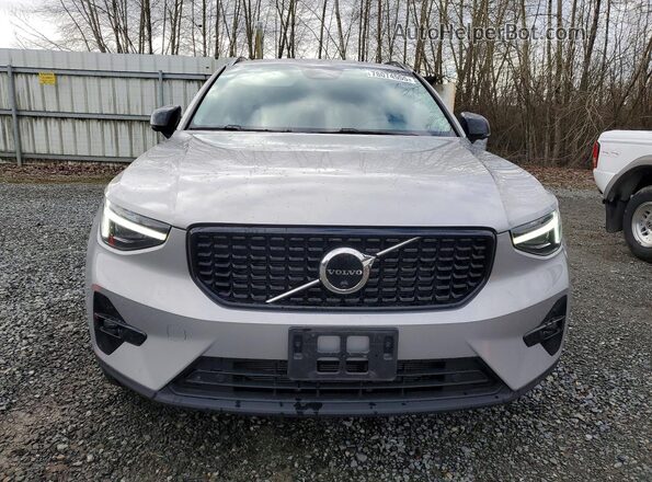 YV4L12UX2P2002969 2023 VOLVO XC40 Silver Widok z przodu