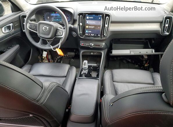 YV4L12UX2P2002969 2023 VOLVO XC40 Silver Widok deski rozdzielczej