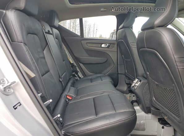 YV4L12UX2P2002969 2023 VOLVO XC40 Silver Widok wnętrza z tyłu