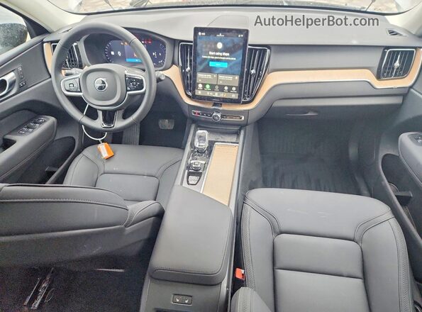 YV4M12RC4T1422825 2026 VOLVO XC60 Silver Vista del salpicadero