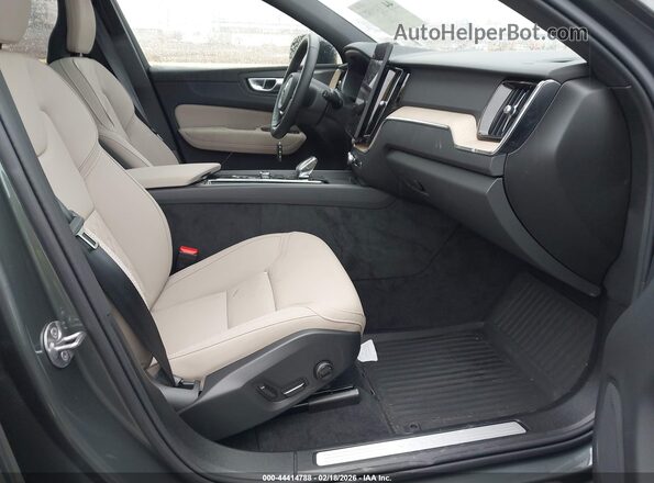 YV4M12RC7T1367027 2026 VOLVO XC60 Зеленый Вид салона спереди