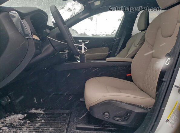 YV4M12RC7T1393773 2026 VOLVO XC60 Белый Вид салона спереди