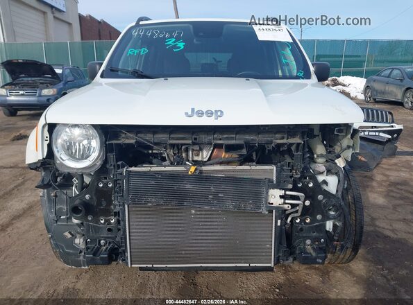 ZACNJDB14NPN69819 2022 JEEP RENEGADE Белый Вид задней части салона