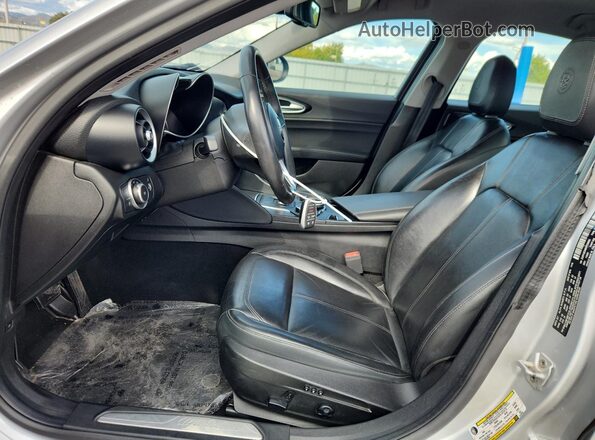 ZARFAEDN0H7529063 2017 ALFA ROMEO GIULIA Серебряный Вид салона спереди