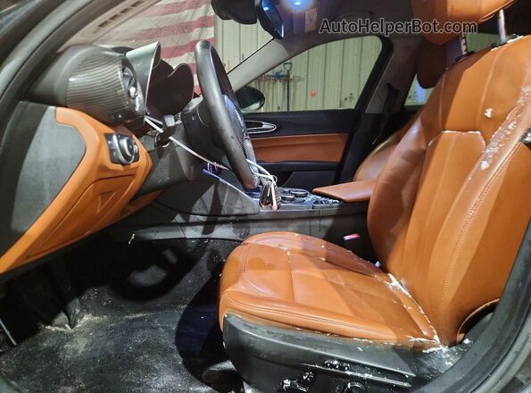 ZARFAEDN6J7592772 2018 ALFA ROMEO GIULIA Черный Вид салона спереди