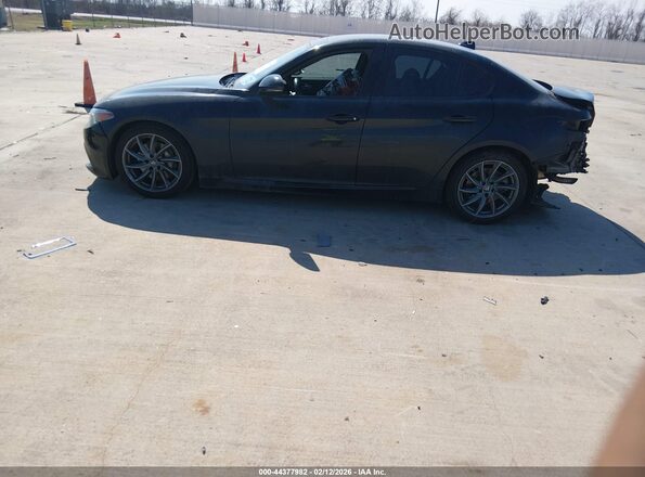 ZARFAMAN3N7655489 2022 ALFA ROMEO GIULIA Черный Панорамный вид салона 360°