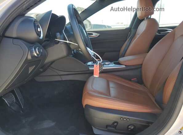 ZARFAMBN4R7679949 2024 ALFA ROMEO GIULIA Серый Вид салона спереди