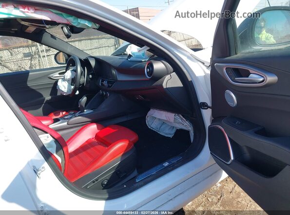 ZARFANBNXP7675181 2023 ALFA ROMEO GIULIA Белый Вид салона спереди