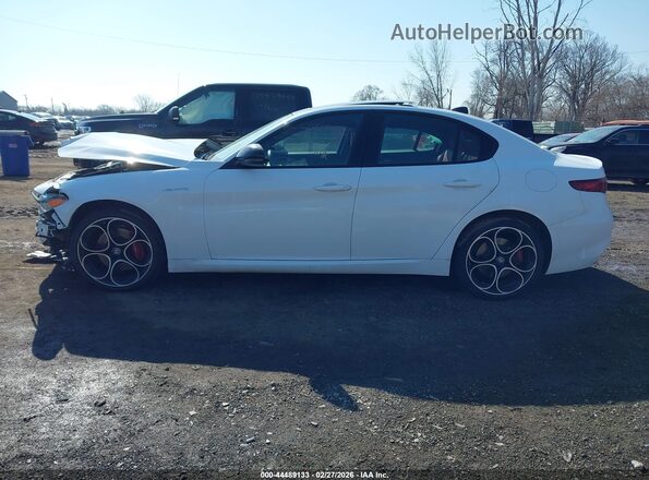 ZARFANBNXP7675181 2023 ALFA ROMEO GIULIA Белый Панорамный вид салона 360°