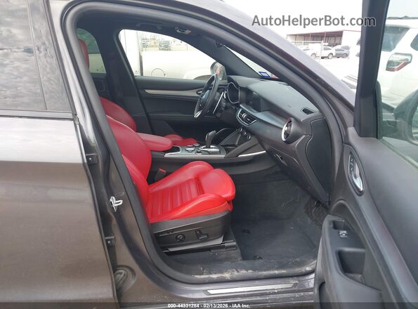 ZASPAKBN1P7D54084 2023 ALFA ROMEO STELVIO Gray Սալոնի դիմացի տեսք