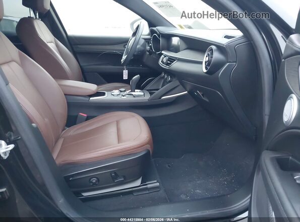 ZASPAKBN3P7D58394 2023 ALFA ROMEO STELVIO Gray Widok wnętrza z przodu