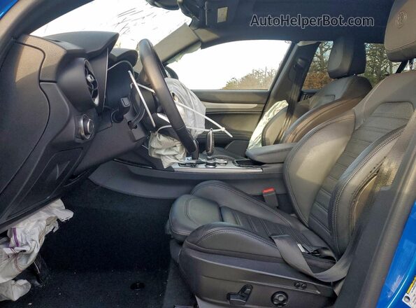 ZASPAKBN3R7D75358 2024 ALFA ROMEO STELVIO Синий Вид салона спереди
