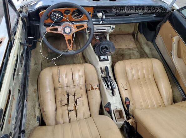 124CS20149944 1979 FIAT 124 Cream Dashboard view