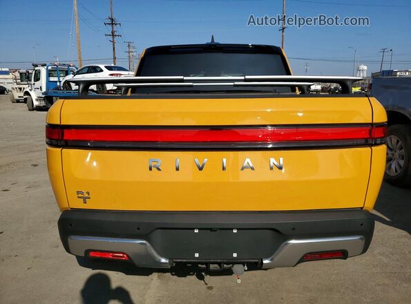 7FCTGAAA2PN019677 2023 RIVIAN RIT Желтый Вид салона спереди