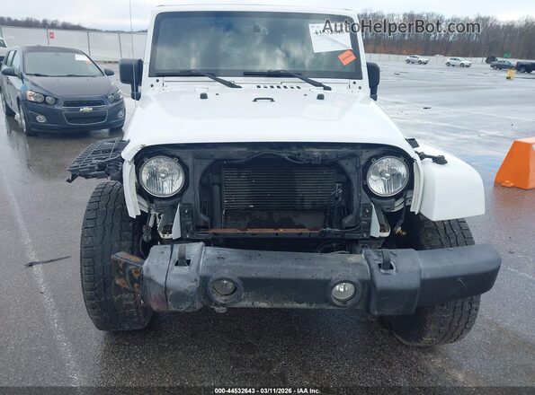 1C4BJWDG9GL167806 2016 JEEP WRANGLER UNLIMITED Белый Вид спереди