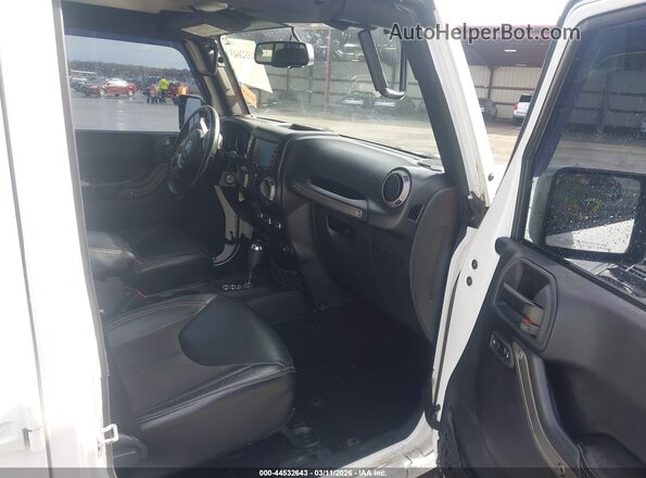 1C4BJWDG9GL167806 2016 JEEP WRANGLER UNLIMITED Белый Вид салона спереди