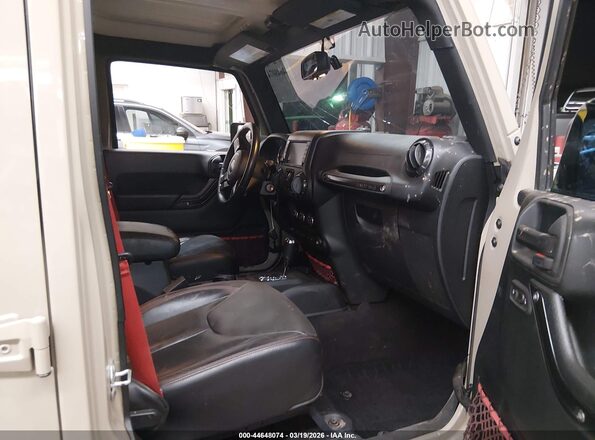 1C4BJWFG8HL686246 2017 JEEP WRANGLER UNLIMITED Коричневый Вид салона спереди