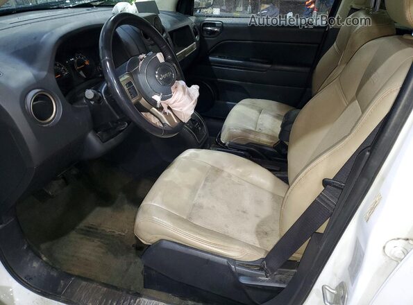 1C4NJCBB3GD677484 2016 JEEP COMPASS Белый Вид салона спереди
