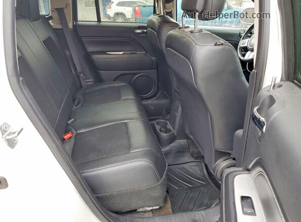 1C4NJCEA6GD599673 2016 JEEP COMPASS White Вид задньої частини салону