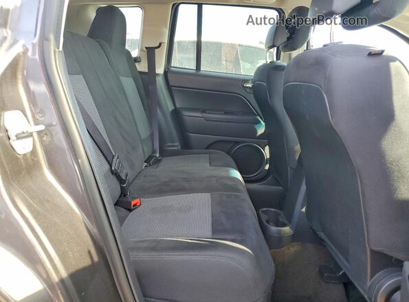 1C4NJDBB6GD657297 2016 JEEP COMPASS Gray Widok wnętrza z tyłu