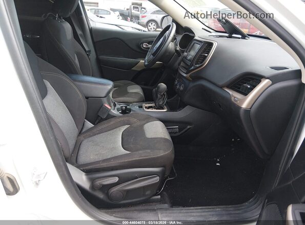 1C4PJLAB8HW654718 2017 JEEP CHEROKEE Белый Вид салона спереди