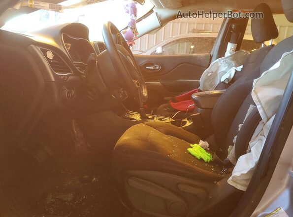 1C4PJLCB0KD344613 2019 JEEP CHEROKEE Серебряный Вид салона спереди