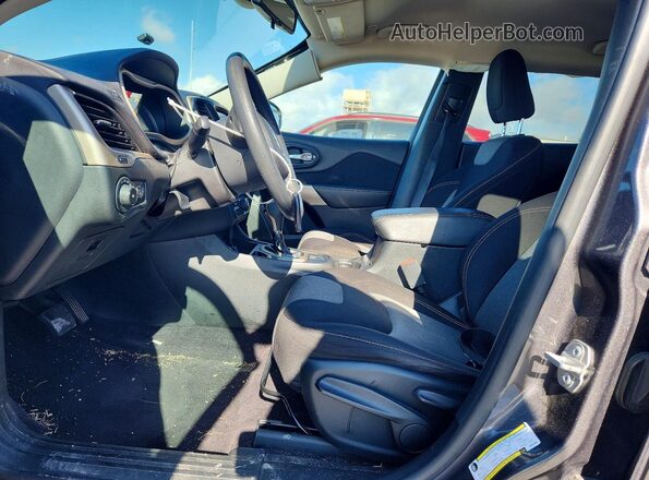 1C4PJLCB7JD587866 2018 JEEP CHEROKEE Серый Вид салона спереди