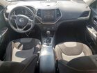 2018 Jeep Cherokee Latitude Серебряный vin: 1C4PJLCB9JD590493