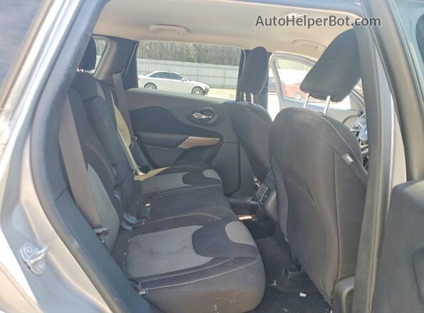 1C4PJLCB9JD590493 2018 JEEP CHEROKEE Серебряный Вид задних сидений