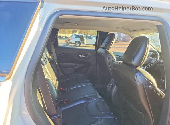 1C4PJLLB2KD324363 2019 JEEP CHEROKEE White Widok wnętrza z tyłu