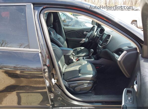 1C4PJMBS5HW615525 2017 JEEP CHEROKEE Черный Вид салона спереди