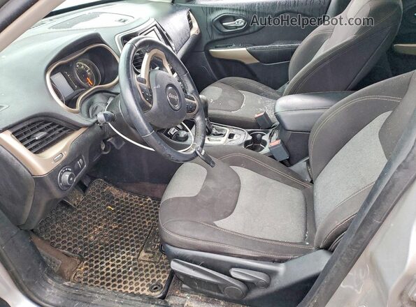 1C4PJMCB6JD551124 2018 JEEP CHEROKEE Серебряный Вид салона спереди