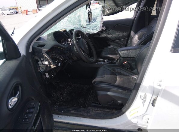 1C4PJMMB6PD113095 2023 JEEP CHEROKEE Белый Вид салона спереди