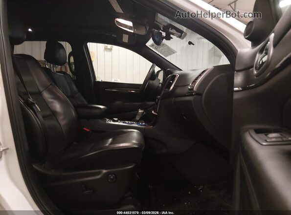 1C4RJFCGXJC185223 2018 JEEP GRAND CHEROKEE Белый Вид салона спереди