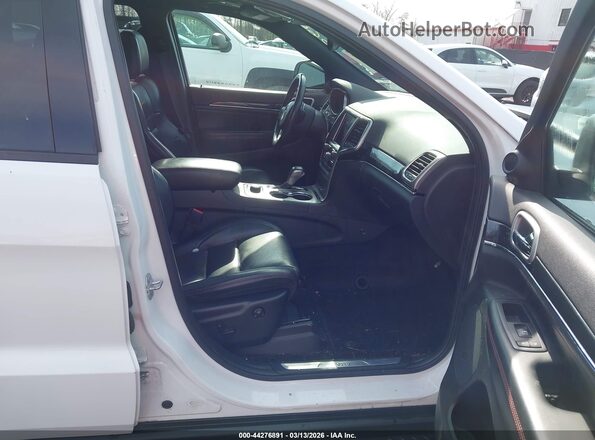 1C4RJFLG8JC221572 2018 JEEP GRAND CHEROKEE Белый Вид салона спереди