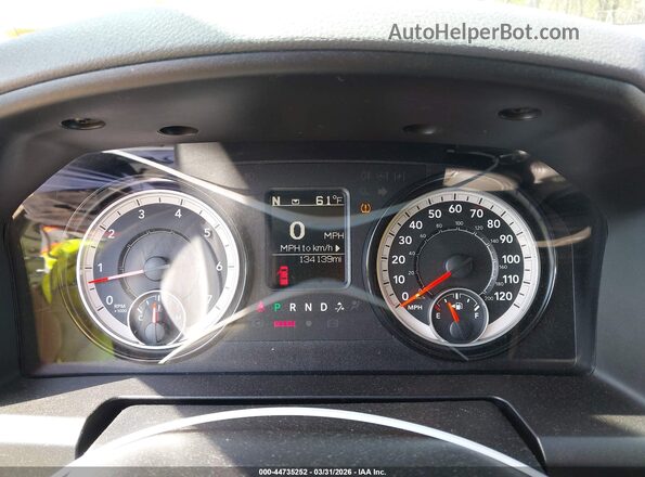 1C6RR6KT6HS845014 2017 RAM 1500 Серебряный Вид задних сидений