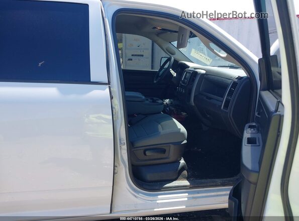 1C6RR7KG8JS129889 2018 RAM 1500 Белый Вид салона спереди