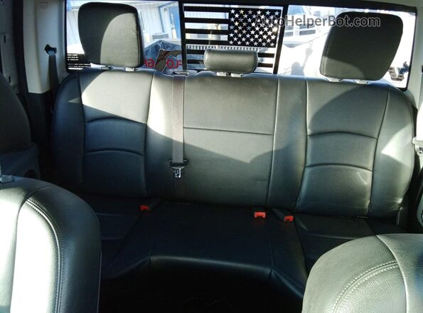 1C6RR7LT1JS223480 2018 RAM 1500 Silver Հետևի նստատեղերի տեսք