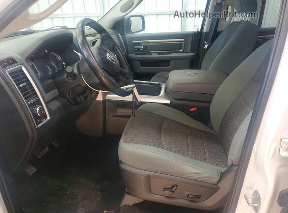 1C6RR7LT3JS111957 2018 RAM 1500 White Widok wnętrza z przodu