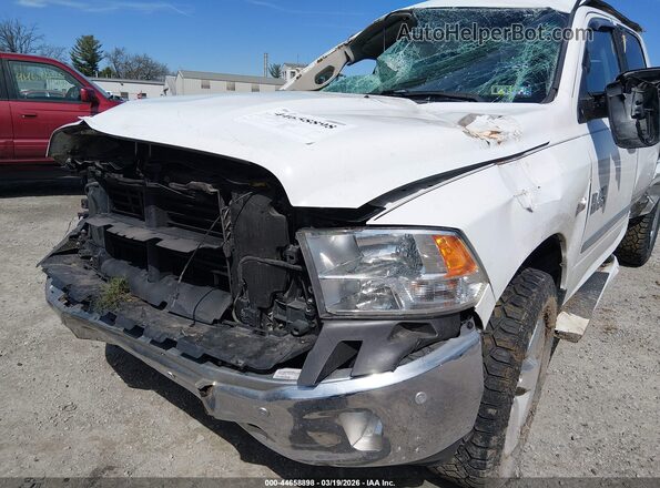 1C6RR7TT4JS164425 2018 RAM 1500 White Widok wnętrza z tyłu
