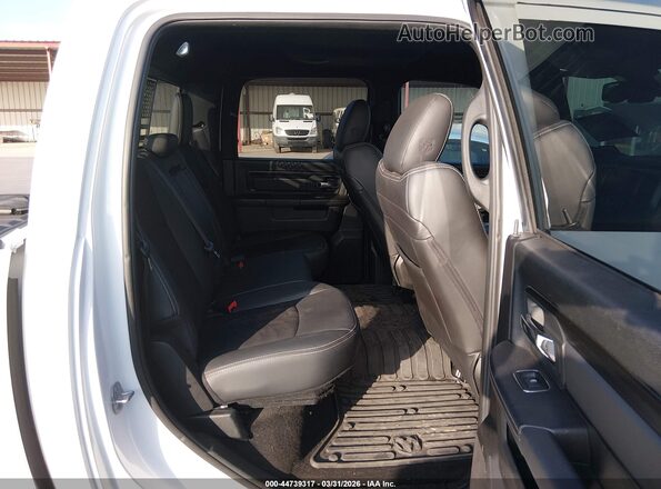 1C6RR7YT4JS116741 2018 RAM 1500 White VIN կոդի պիտակի տեսք