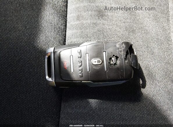 1C6SRFFT7KN533236 2019 RAM 1500 Красный Вид панели приборов